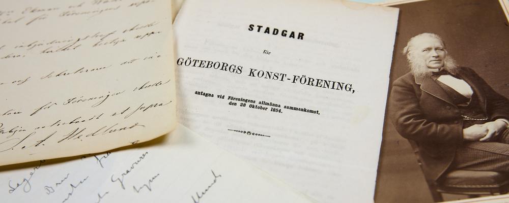 Bild på titelblad för Göteborgs konstförenings stadgar samt första sidan ur mötesprotokoll och porträtt av S.A. Hedlund