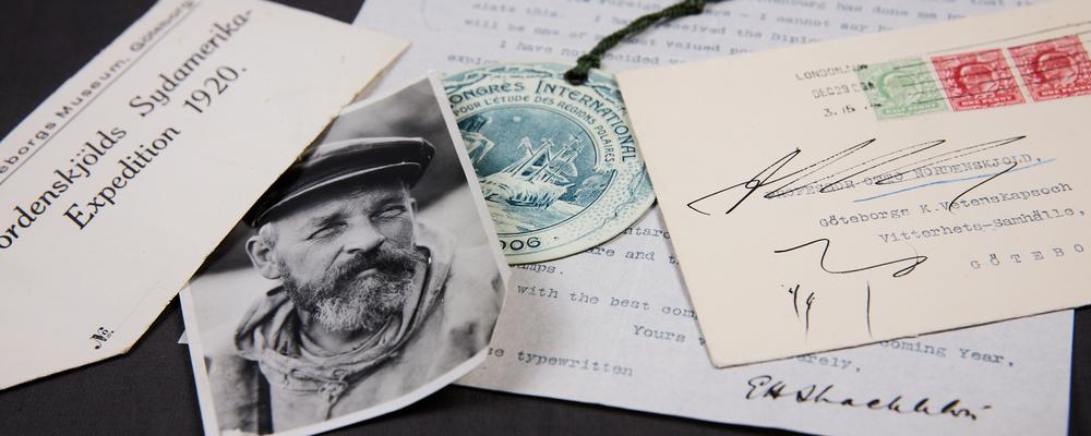 Porträtt på Otto Nordenskjöld mot bakgrund av brev samt två adresslappar från expeditioner