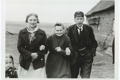 Kaj Munk med hustrun Lise på sockenbesök.