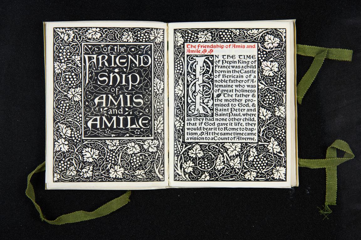 Ur Waldemar Zachrissons trycksamling. Of the friendship of Amis and Amile från Kelmscott Press. Tryckt på pergament.