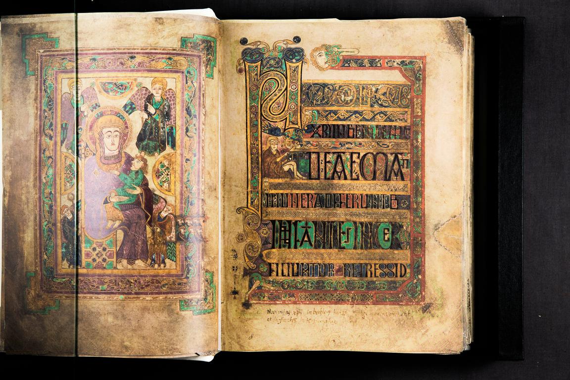 Uppslag ur evangelieboken Book of Kells. Herbert Blomstedt Collection. Faksimil.