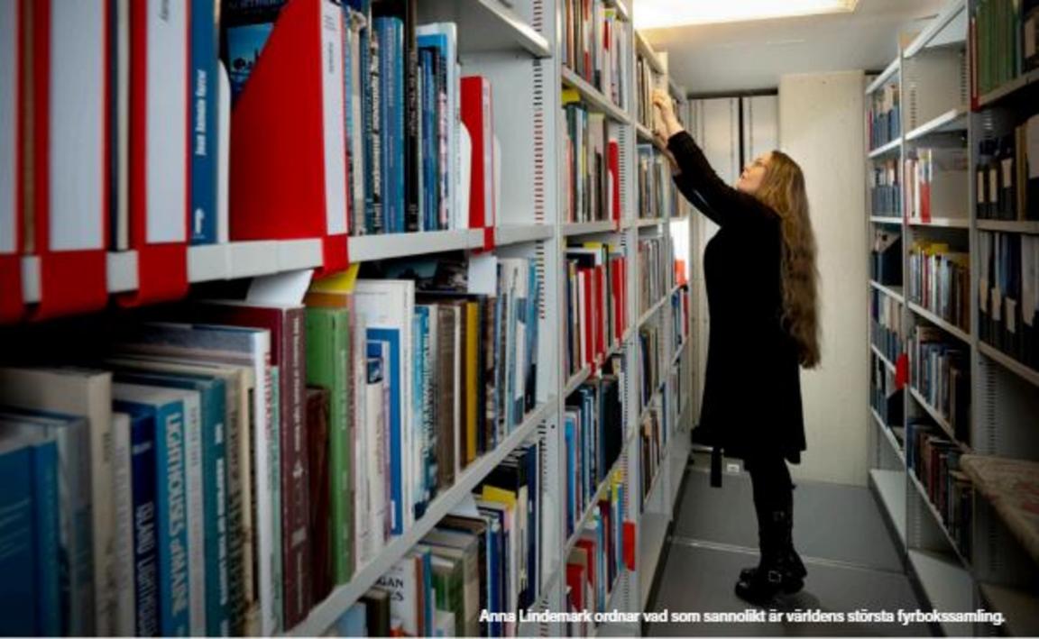 Arbete med Esbjörn Hillbergs fyrsamling i universitetsbibliotekets magasin. 