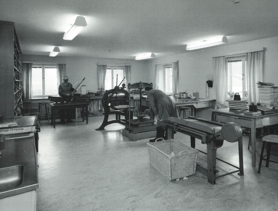 Svartvitt foto föreställande bokbinderiet på 1950-talet på Göteborgs universitetsbibliotek.