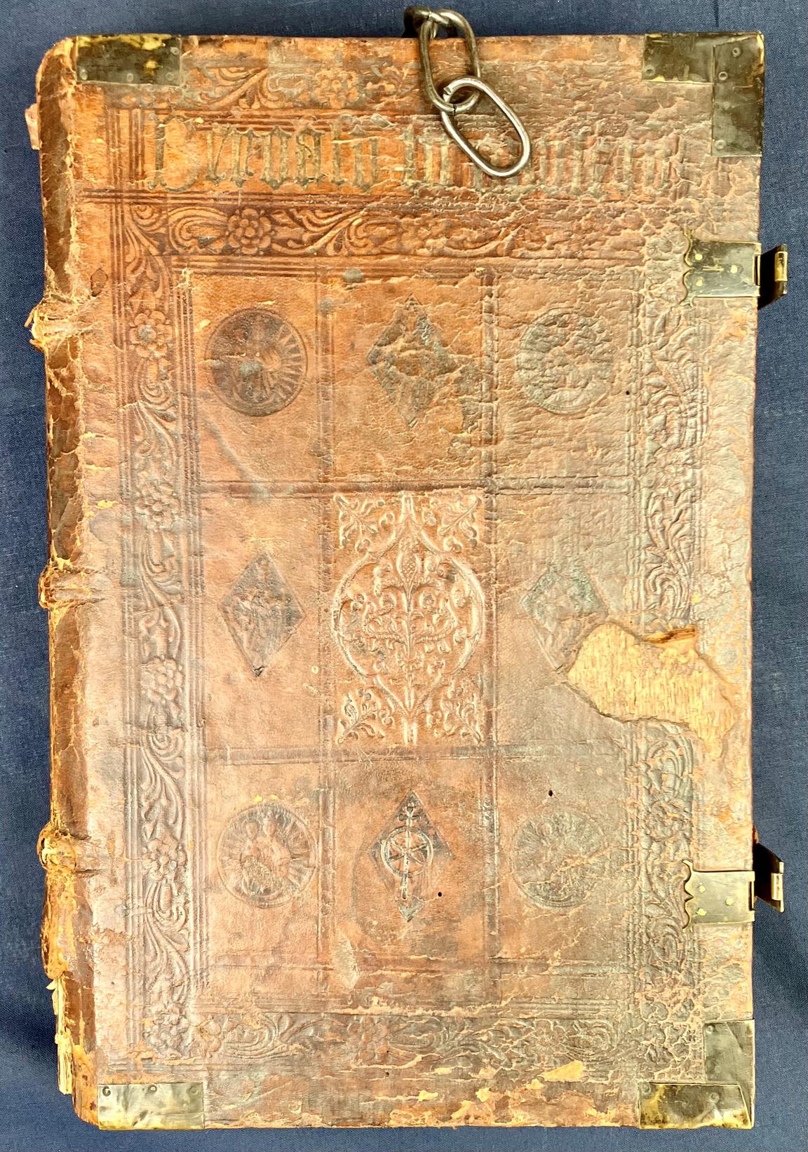 Aouleius: [Cum commentariis] Philippi Beroaldi. Printed in Paris, 1512. 16th century full leather binding, with tooled decoration, writing on covers. Clasps and chain.