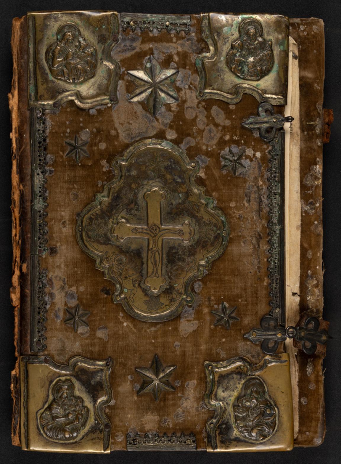 Handskriftens band med en ovanlig avbildning av Kristus på korset, samt två figurer vid foten av korset. I hörnen avbildas de fyra evangelisterna