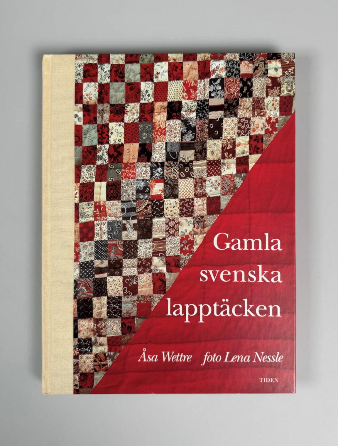 Framsida av boken Gamla svenska lapptäcken av Åsa Wettre, med fotografier av Lena Nessle