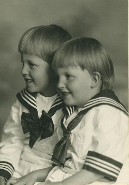 Oscar Almgrens söner Nils och Bertil, 1922. 