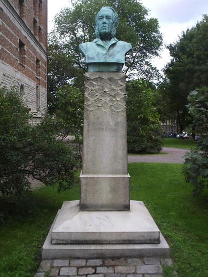 Per Hasselbergs byst av riksdagspolitikern Sven Adolf Hedlund, uppställd utanför Samhällsvetenskapliga biblioteket i Göteborg